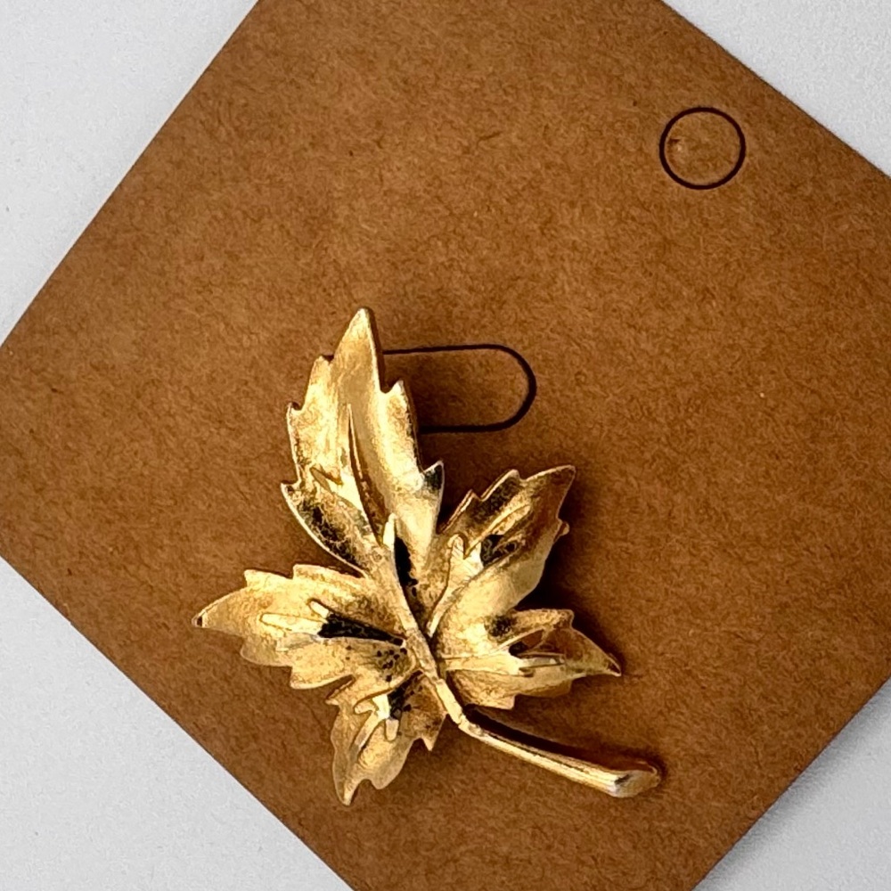 Vintage Gold Tone Leaf Brooch 1.5”